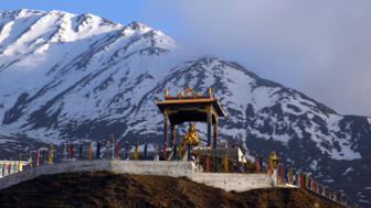 Blick auf eine buddhistische Statue im Annapurnagebirge