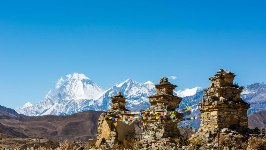 Buddhistische Chörten mit Annapurnakette im Hintergrund