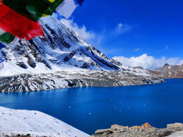 Eine sonnige Aufnahme des Tilicho Sees im Annapurna Gebiet