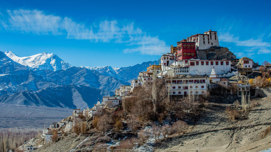 Kloster Thikse in Ladakh mit Bergen im Hintergrund