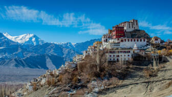 Kloster Thikse in Ladakh mit Bergen im Hintergrund