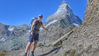 Eine Teilnehmerin mit Ausblick auf Matterhorn