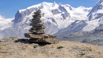 Steinmännchen, im Hintergrund Monte Rosa Massiv