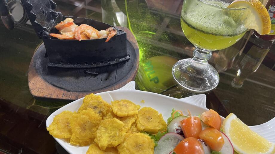 Typisches Essen in Ecuador, Meeresfrüchte und gebratene Bananen