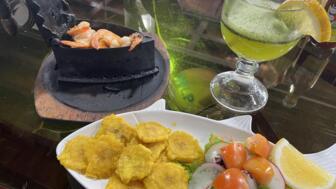 Typisches Essen in Ecuador, Meeresfrüchte und gebratene Bananen