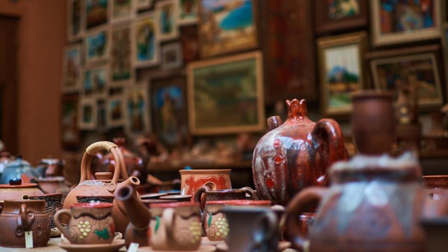 Traditionelle Gebrauchsgegenstände in einem Hausmuseum in Armeniens Hauptstadt Jerevan