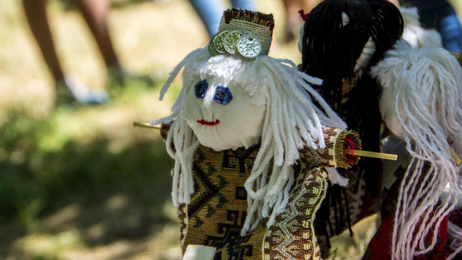 Traditionelle Stoffpuppe in Armenien mit weißem Haar