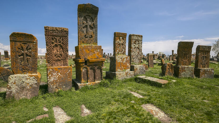 Große Kreuzsteine mit Gravuren auf dem Friedhof Noratus in Armenien