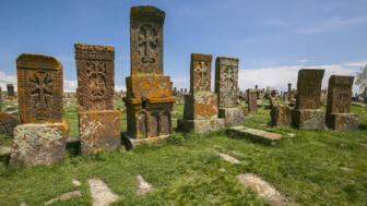 Große Kreuzsteine mit Gravuren auf dem Friedhof Noratus in Armenien
