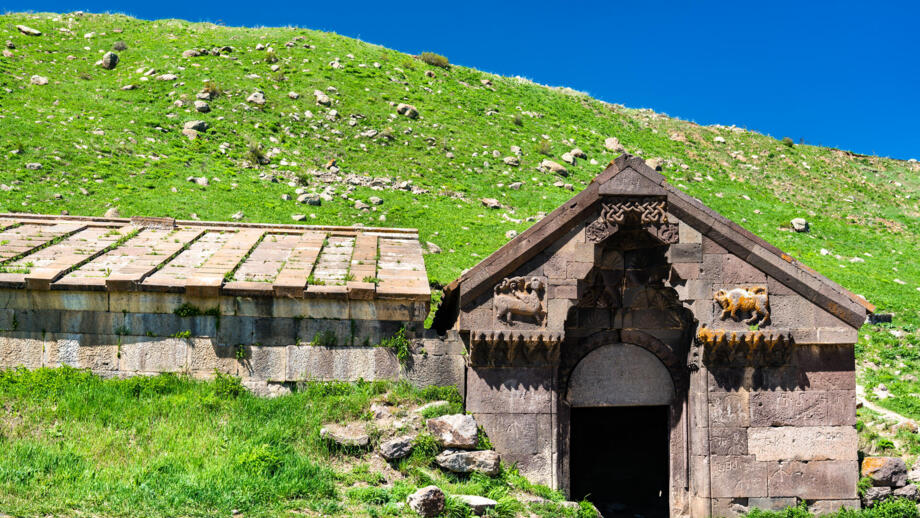 Eingang von einem grünen Hügel in der mittelalterliche Karawanserei von Prinz Orblian am Selimpass in Armenien