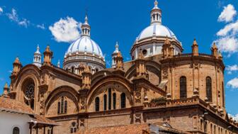 Aussenansicht der Kathedrale von Cuenca in Ecuador mit zwei weißen Kuppeln