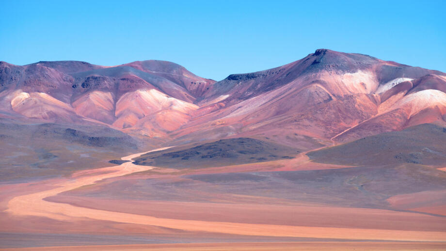 Berge leuchten in der Atacana-Wüste in Südbolivien in allen Farten