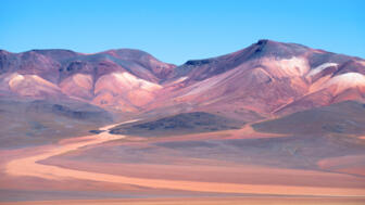 Berge leuchten in der Atacana-Wüste in Südbolivien in allen Farten