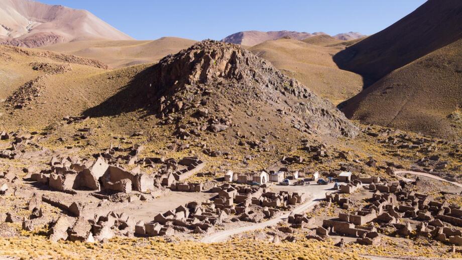 Geisterstadt San Antionio de Lipez in arider Berglandschaft