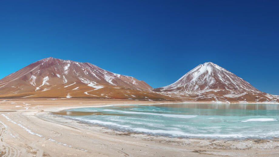 Laguna Verde im Lipez mit Vulkanbergen