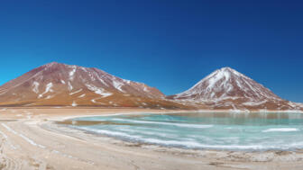 Laguna Verde im Lipez mit Vulkanbergen