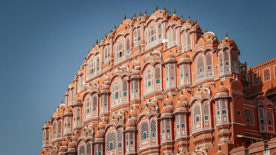 Der Hawa Mahal, auch „Palast der Winde“ genannt, zählt zu den bekanntesten Wahrzeichen Jaipurs. Die kunstvolle Fassade aus rosafarbenem Sandstein prägt das Stadtbild der Hauptstadt Rajasthans.