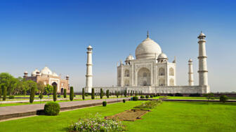 Teammitglieder einladen indien-delhi-rotes-fort-shutterstock_2496808197.jpg kurz beschreibung für website 1 satz  indien-rajasthan-amber-fort-bei-jaipur-shutterstock_2533571809.jpg  Zu sehen ist das Amber Fort bei Jaipur, eine imposante historische Festungsanlage auf einem Hügel, deren hohe sandfarbene Mauern sich entlang der kargen Berglandschaft erstrecken und einen Blick auf einen kleinen See im Tal freigeben.   DAV-RC 3.jpg  Zu sehen ist ein Kamel, das einen schwer beladenen Wagen über eine staubige Landstraße zieht, während sein Fahrer zwischen den großen Säcken sitzt und durch eine trockene, ländliche Landschaft mit vereinzelten Bäumen fährt.   DAV-RC-Taj mahal-Agra(1).jpg  Zu sehen ist das Taj Mahal in Agra, ein prachtvolles Mausoleum aus weißem Marmor, das von vier schlanken Minaretten eingerahmt wird und sich hinter weitläufigen, gepflegten Gartenanlagen unter einem klaren blauen Himmel erhebt.