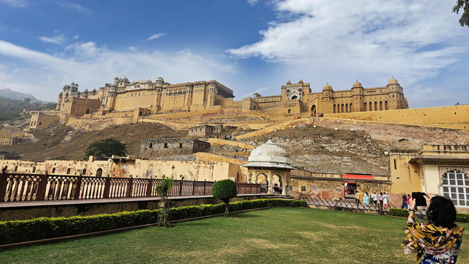 Das Amber Fort bei Jaipur auf einem Hügel mit den weitläufige Mauern und das sandfarbenen Gebäude