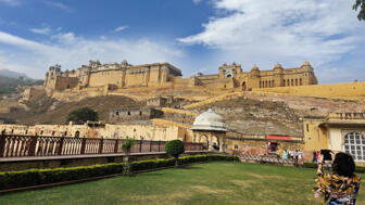 Das Amber Fort bei Jaipur auf einem Hügel mit den weitläufige Mauern und das sandfarbenen Gebäude