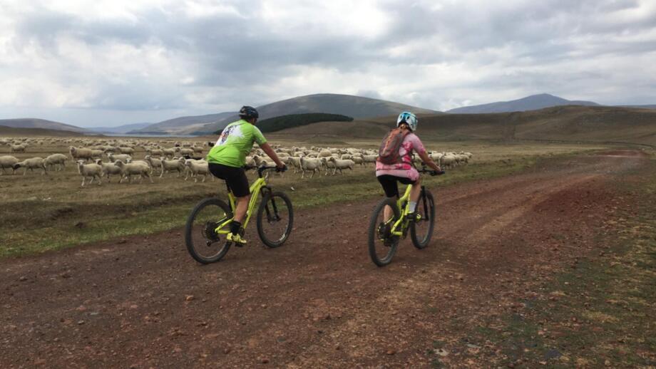 Zwei Mountainbiker auf einer Froststraße im Kaukasus.