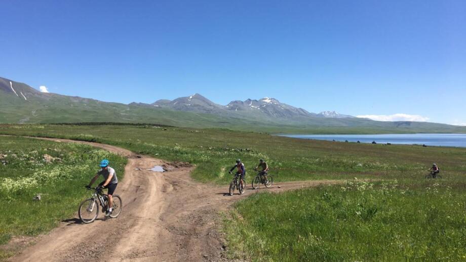 Eine Mountainbikegruppe unterwegs im Kaukasus.