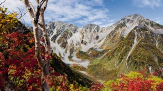 Japanische Alpen in herbstlichen Farben mi Bergen, Büschen und Bäumen