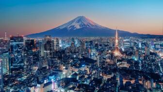 Tokyo City bei Sonnenuntergang mit dem Vulkan Fuji