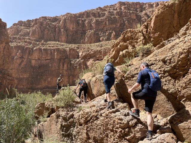 Wandergruppe zwischen Felsen im Dades Tal in Marokko