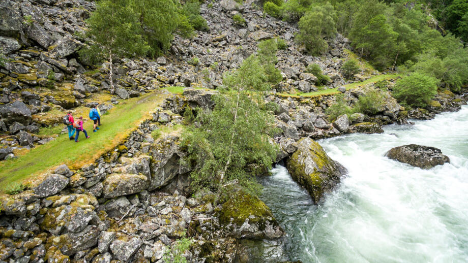 norwegen-filefjell-zwei-wanderer-von-oben.jpg