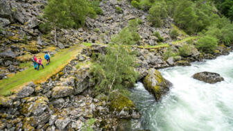 norwegen-filefjell-zwei-wanderer-von-oben.jpg