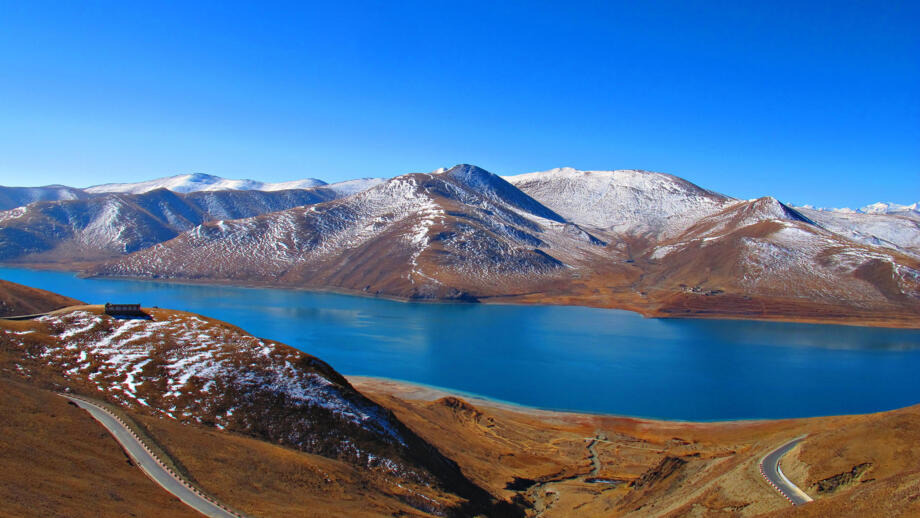 Der Yamdrok-See ist ein Süßwassersee in Tibet, der von vielen Schneebergen umgeben ist