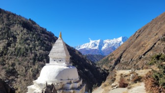 Buddhistische Stupa mit Bergen im Hintergrund