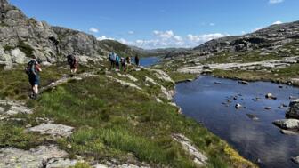 Eine Gruppe Wanderer, die durch das norwegische Fjell wandert