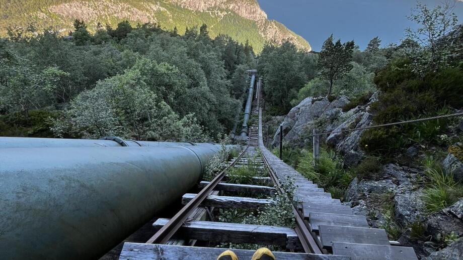 Ein Blick nach unten auf der Florli Treppe aus der Perspektive eines Wanderers
