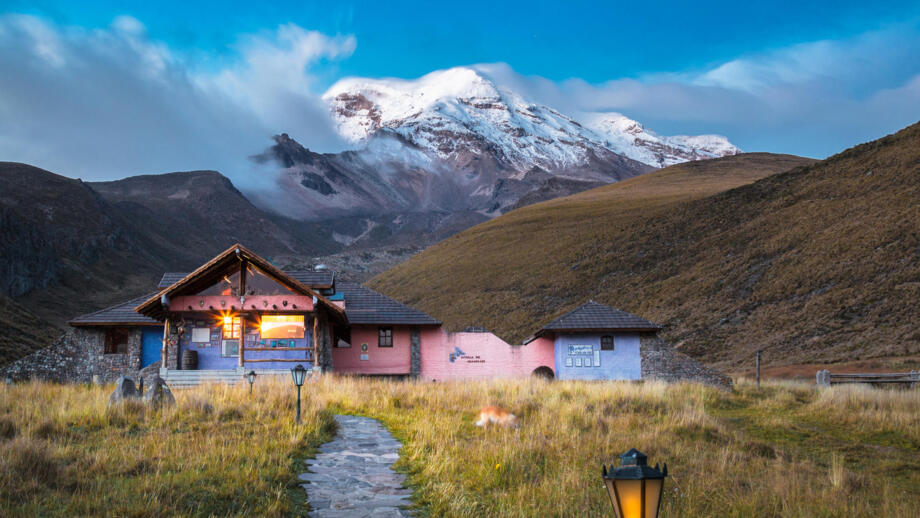 Außenansicht der Komfort-Lodge Chimborazo mit vergletschertem Sechstausender