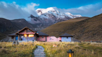 Außenansicht der Komfort-Lodge Chimborazo mit vergletschertem Sechstausender