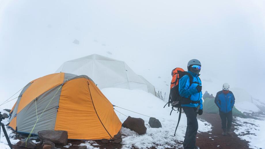 Hachlagerzelt und Bergsteiger*in am  Chimborazo