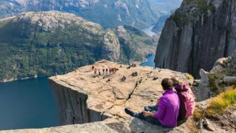 Blick hinab auf die Aussichtskanzel des Preikestolen