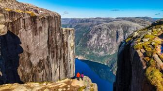 Blick über den Lysefjord in der Nähe des Kjeragbolten