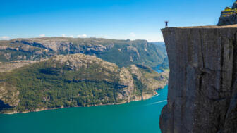 Seitlicher Blick auf den Preikestolen beim Lysefjord