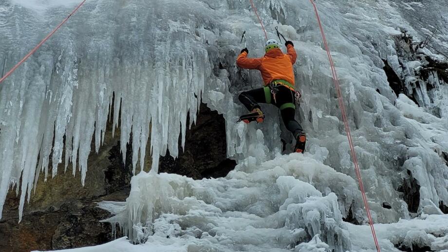 oesterreich-pitztal-eisklettern-pitztalschlucht-winter-peer alexander-9ekepiz (43).jpg