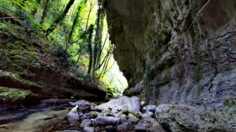 Die Schlucht Orfento im Maiella Nationalpark, steinige Schlucht, kleines fließendes Wasser