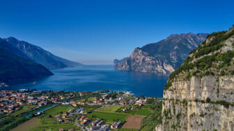 shutterstock-1415680649-italien-gardasee-riva-del-garda-see-berge-natur-sommer.jpg