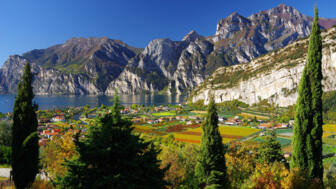 shutterstock-751897888-italien-gardasee-riva-del-garda-see-berge-natur-sommer.jpg