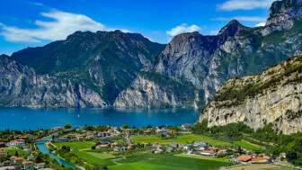 shutterstock-595191944-italien-gardasee-riva-del-garda-see-berge-natur-sommer.jpg