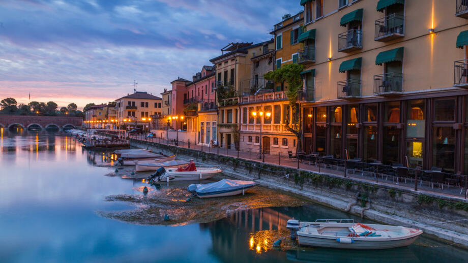 shutterstock-324373133-italien-gardasee-peschiera-see-berge-natur-sommer-abend-stimmung.jpg