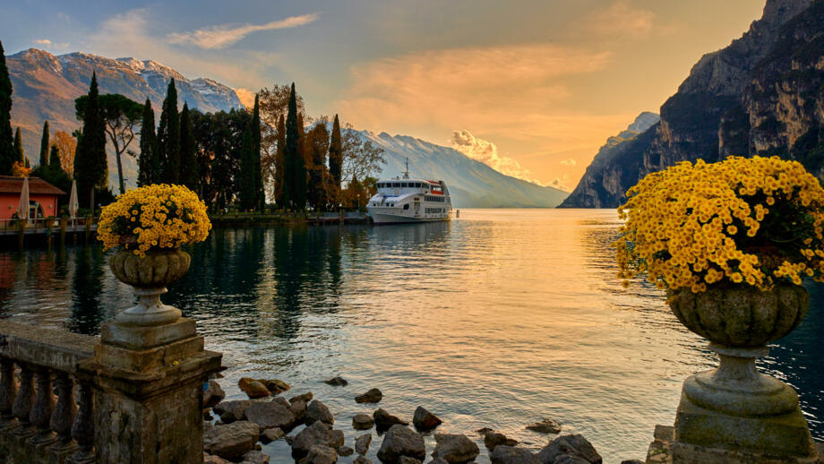 shutterstock-1618201039-italien-gardasee-riva-del-garda-see-berge-natur-herbst-abend-stimmung.jpg