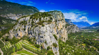 shutterstock-379747513-italien-gardasee-arco-sarca-tal-fels-klettern-berge-natur-sommer.jpg