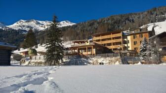 k1600-hotel-balkone-winter-2000pix.JPG